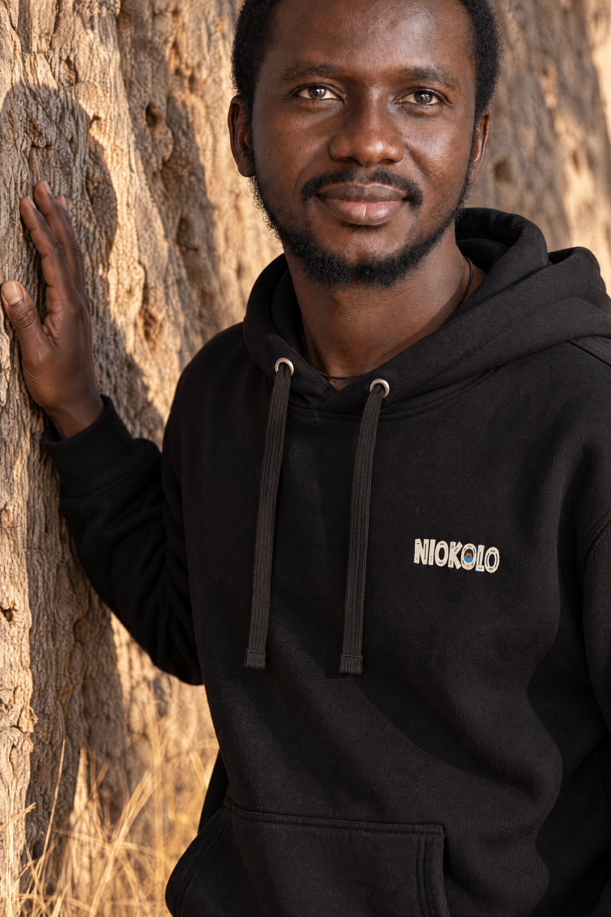 Niokolo Logo Hoodie, porté, photoshoot Niokolo-Koba, 16 septembre 2026