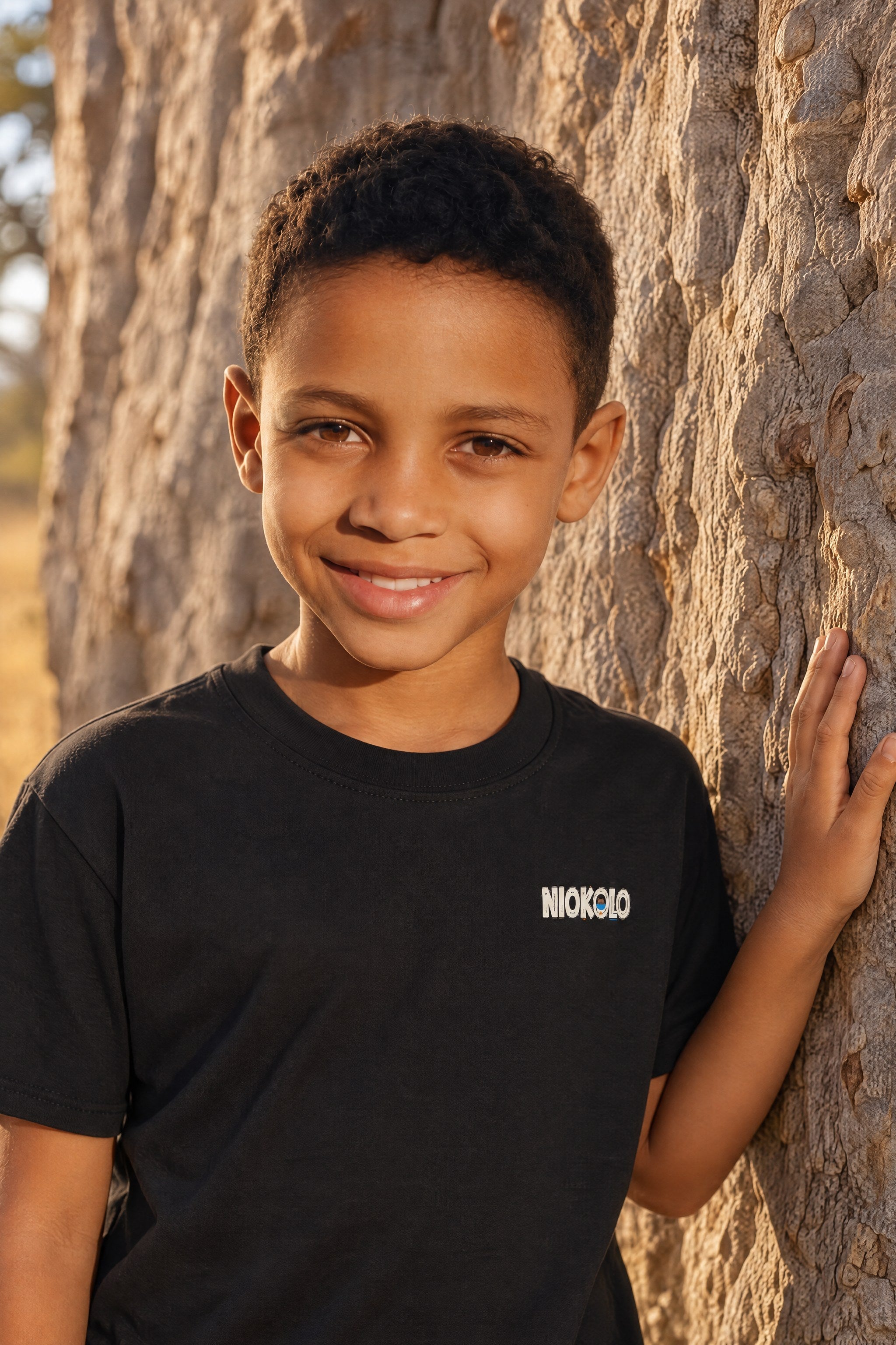 Niokolo Logo Kids Tee, porté, photoshoot Niokolo-Koba, 16 septembre 2026