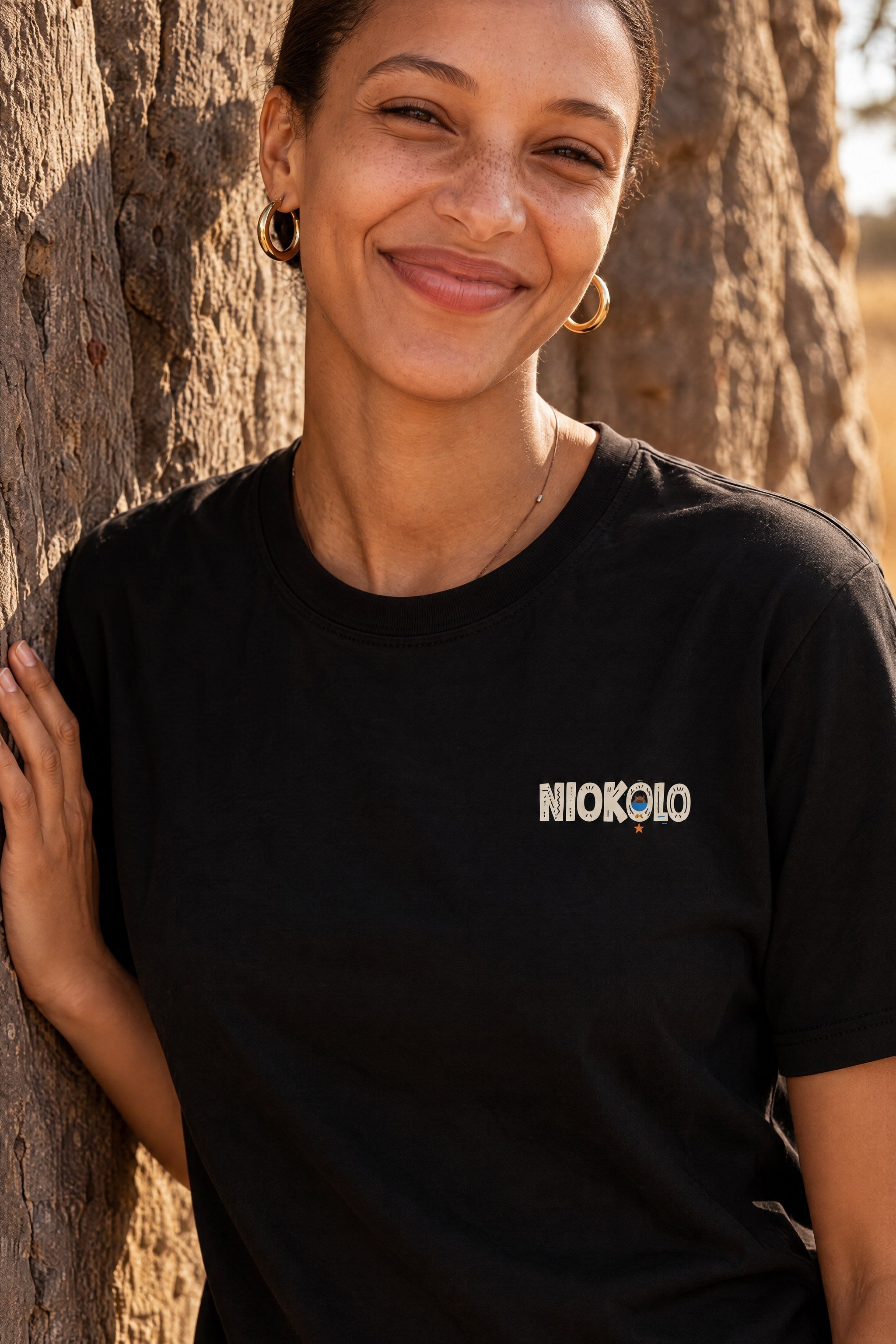 Niokolo Logo Tee, porté, photoshoot Niokolo-Koba, 16 septembre 2026