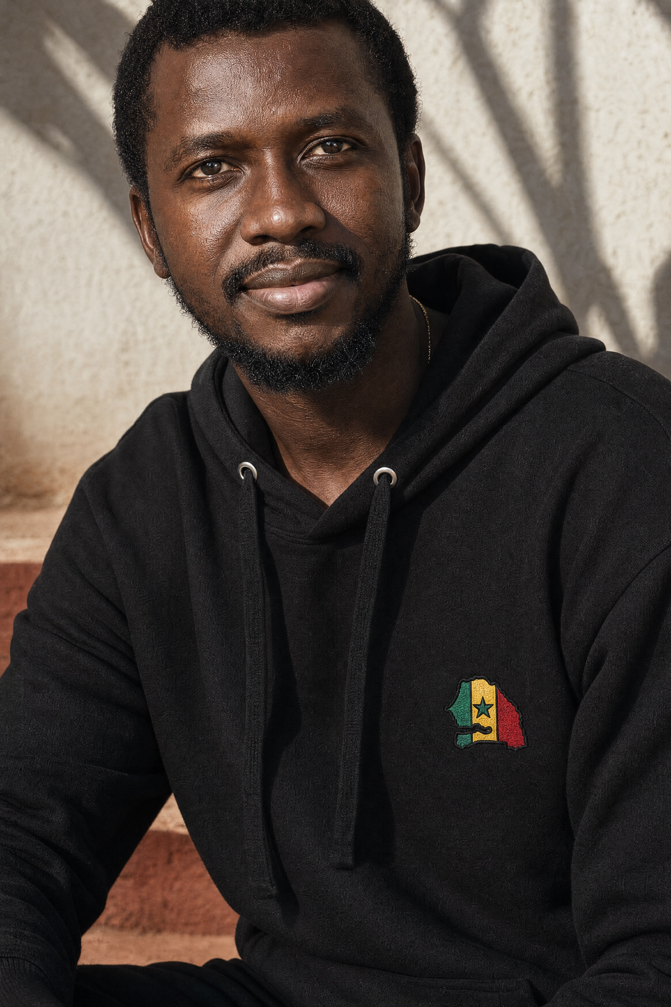Senegal Map Badge Hoodie — portée, photoshoot, sur place