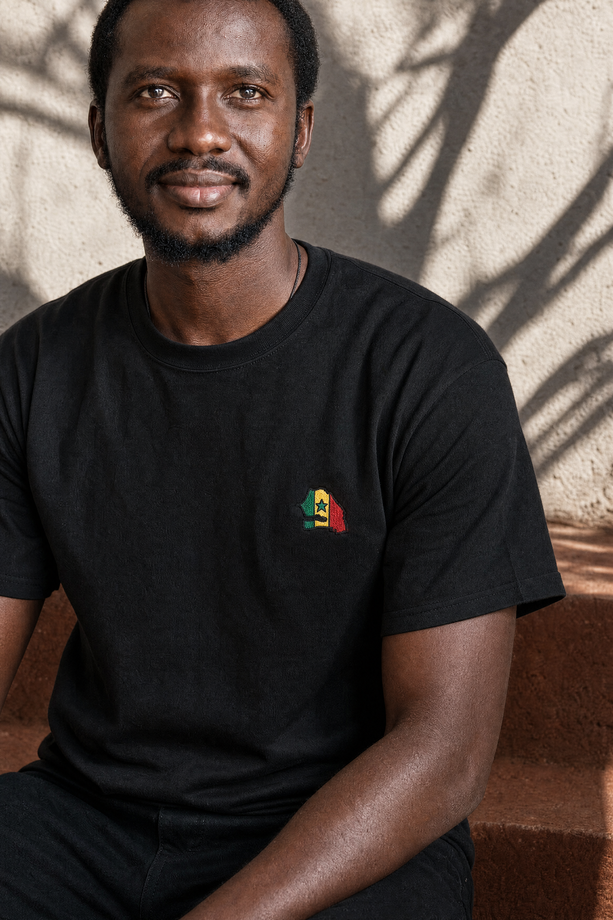 Senegal Map Badge Tee — portée, photoshoot, sur place