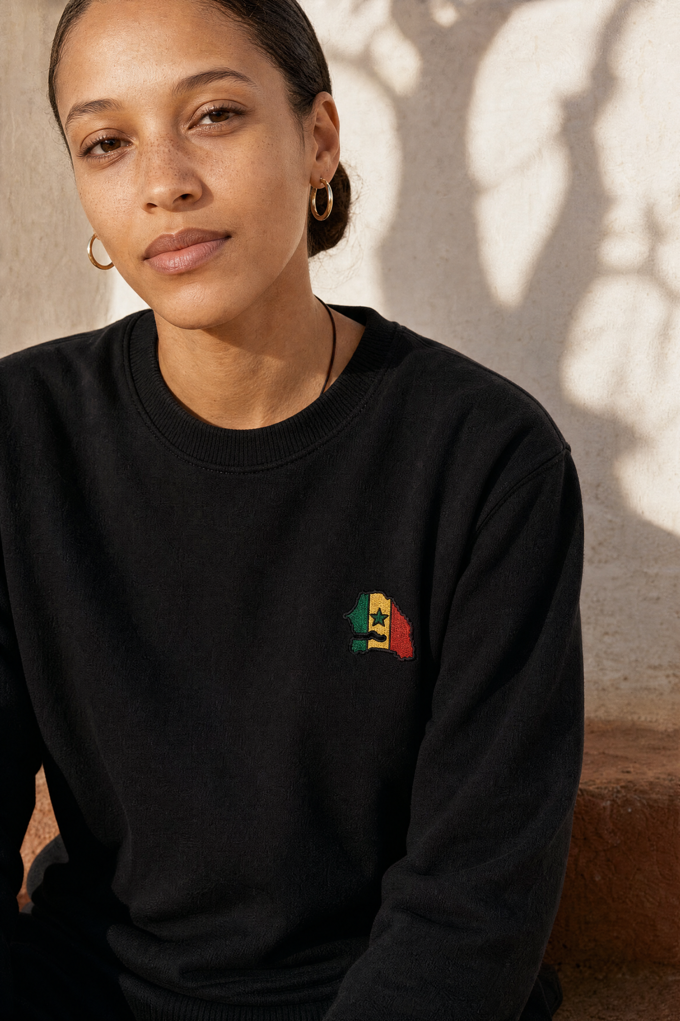 Senegal Map Badge Sweatshirt — portée, photoshoot, sur place