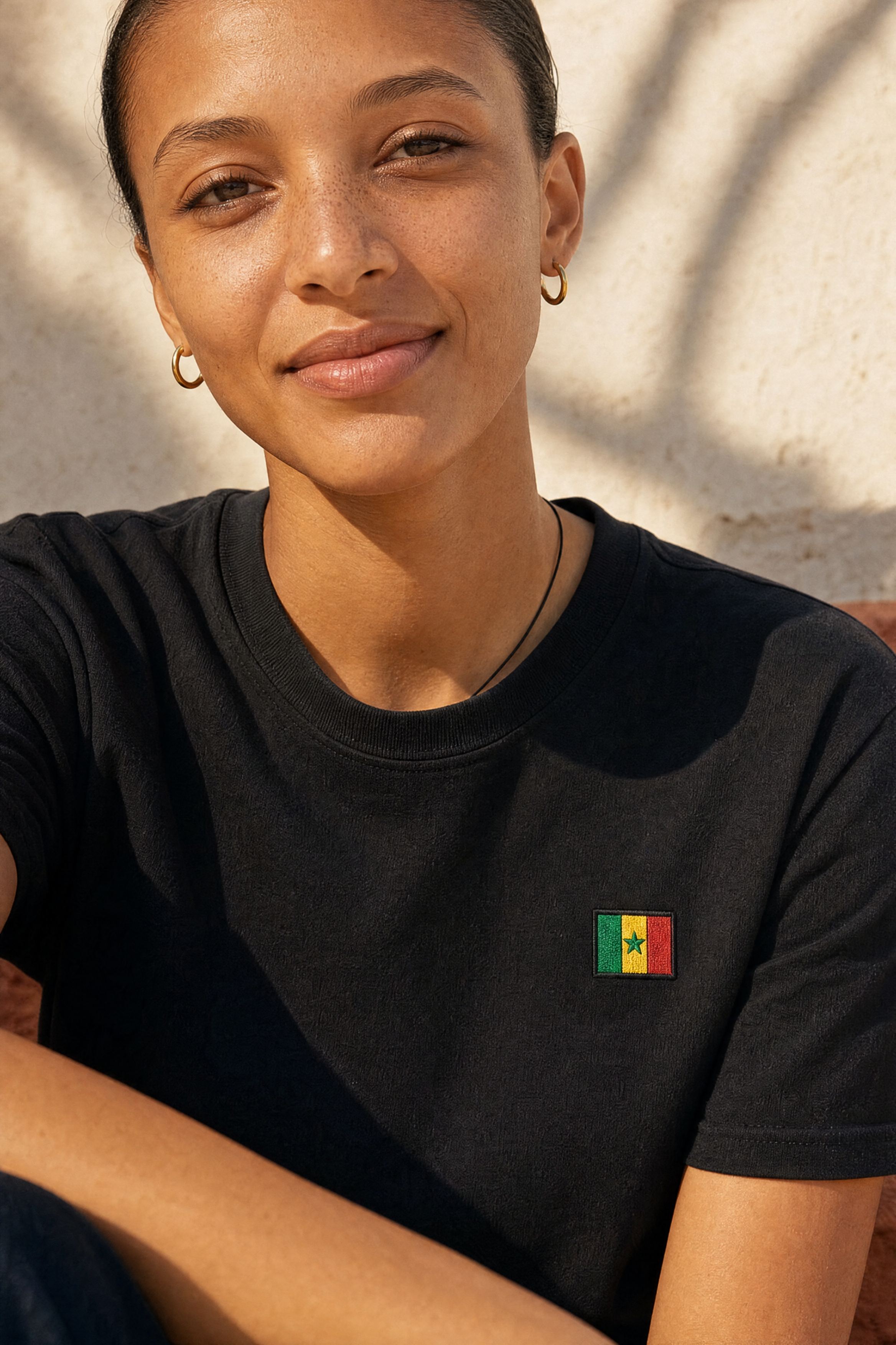 Senegal Flag Badge Tee — portée, photoshoot, sur place
