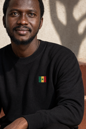 Senegal Flag Badge Sweatshirt — portée, photoshoot, sur place