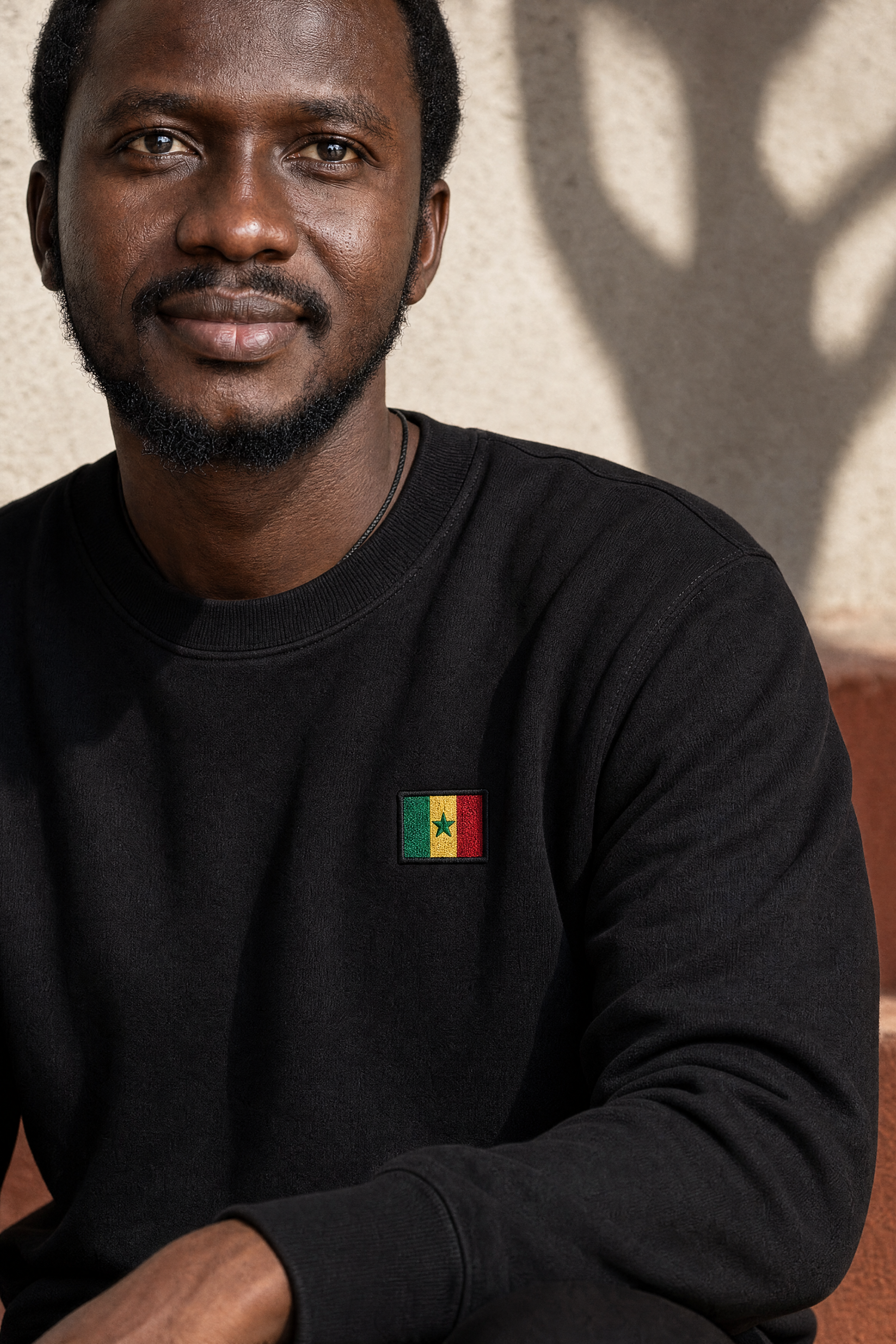 Senegal Flag Badge Sweatshirt — portée, photoshoot, sur place